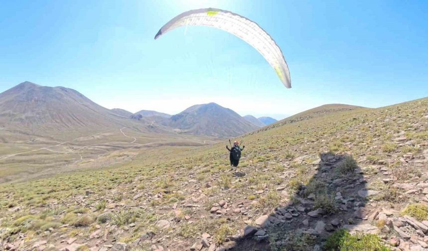 Erciyes’in 3 bin 500 metre rakımına yamaç paraşütü ile çıktılar