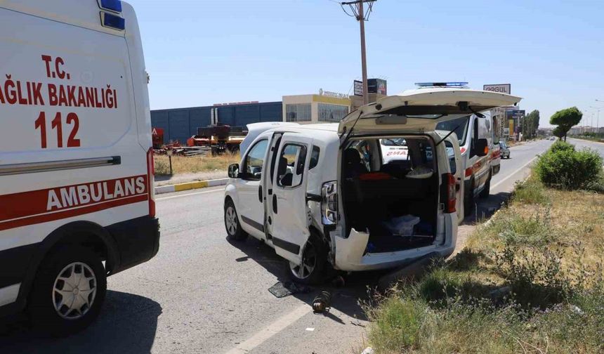 Hafif ticari araç ile otomobil çarpıştı, 6 kişi yaralandı
