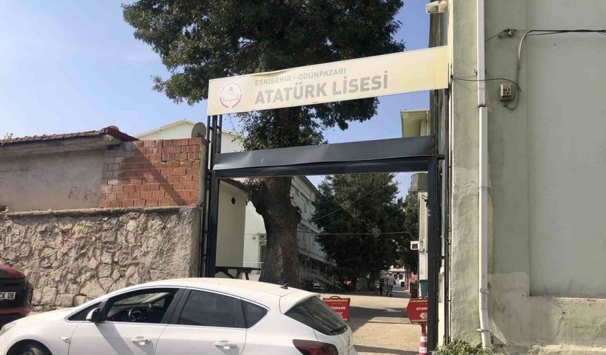 Kamyon kasası okul kapısında takıldı
