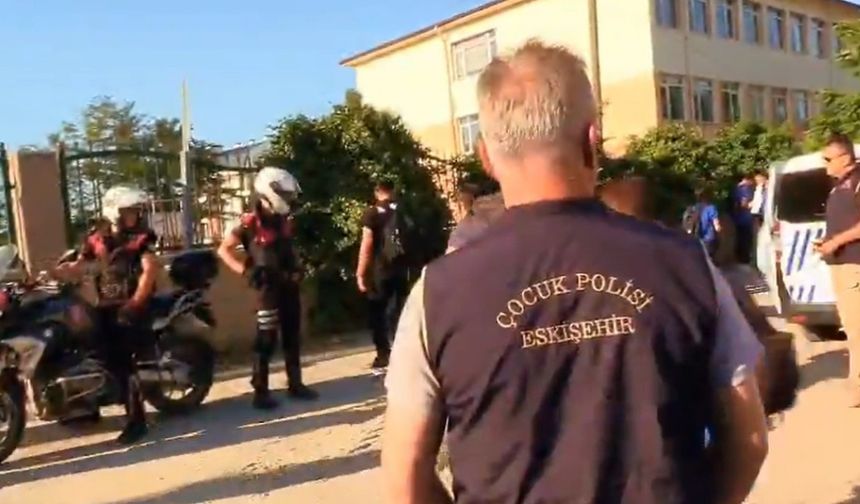 Polis ekiplerinin okul çevrelerinde denetimleri sürüyor