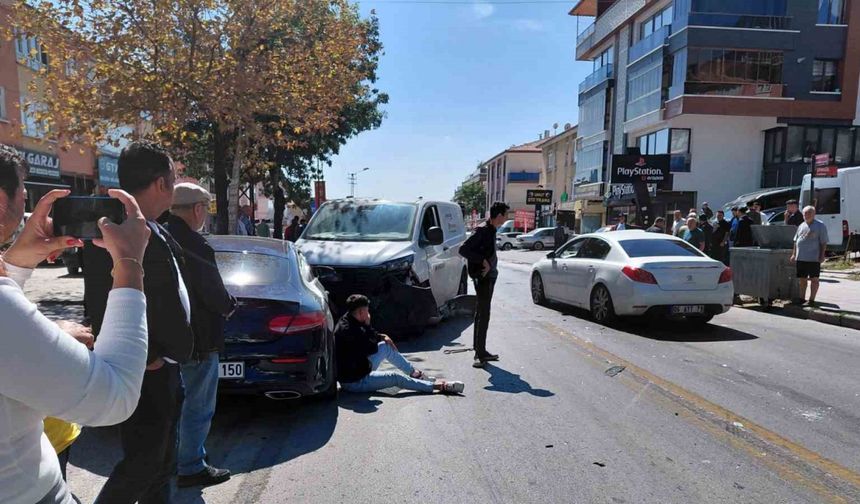 Ticari araç ile otomobil çarpıştı: 2 yaralı