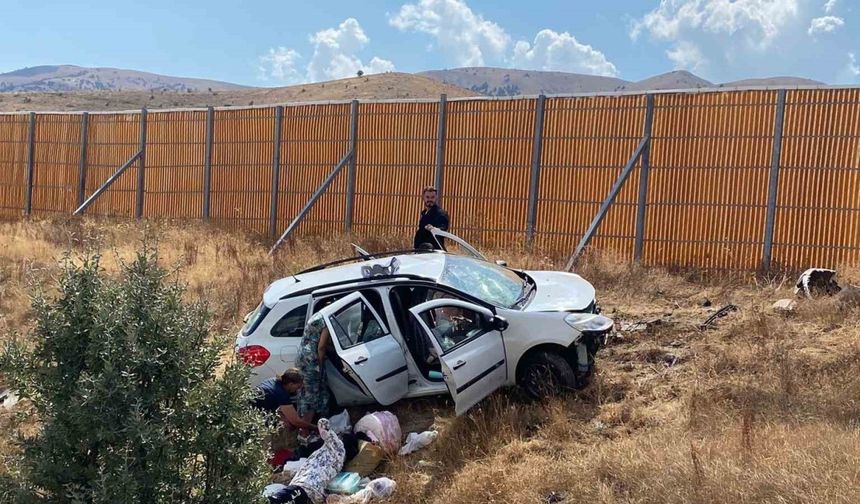 Yoldan çıkan araçtaki 1’i bebek 4 kişi yaralandı