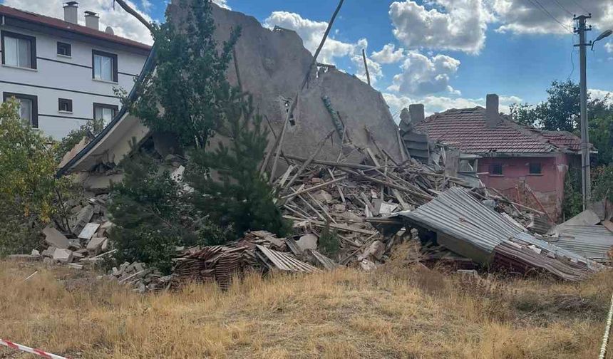 Ankara’da 3 katlı binada göçük