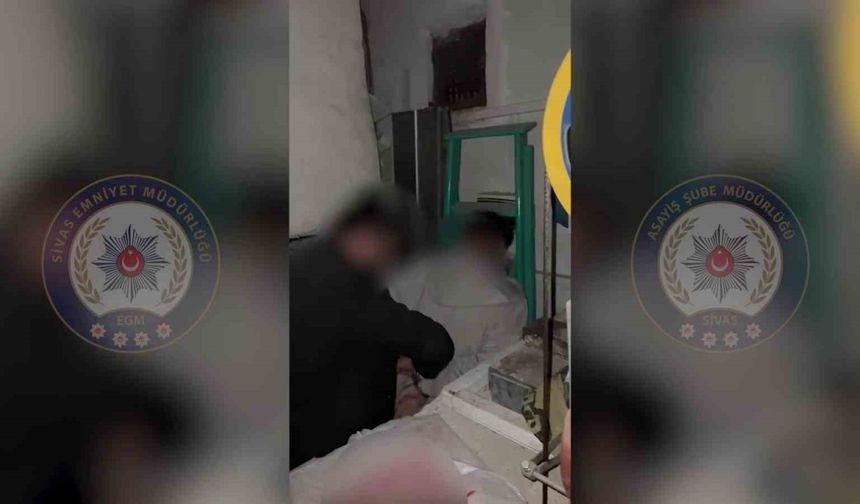 Aranan şahıs gizli bölmede yakalandı