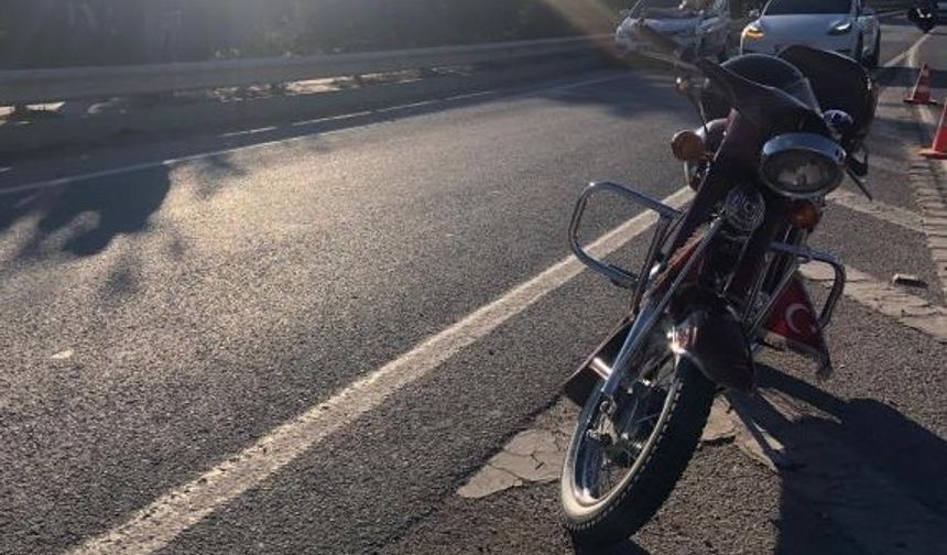 Hafif ticari araca çarpan motosikletin sürücüsü yaralandı