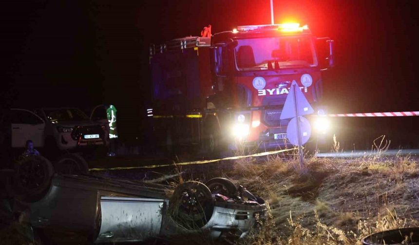 Otomobil tarlaya uçtu: 2 ölü, 1 yaralı