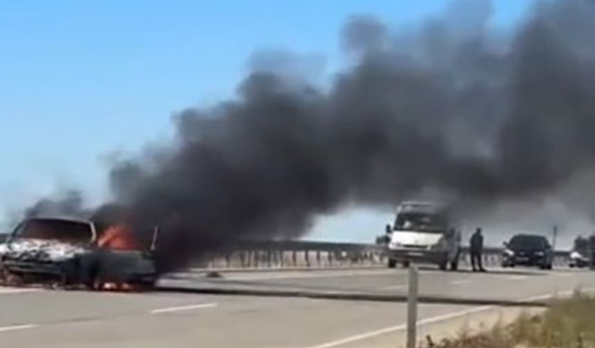 Seyir halindeykeki otomobil alev alev yandı