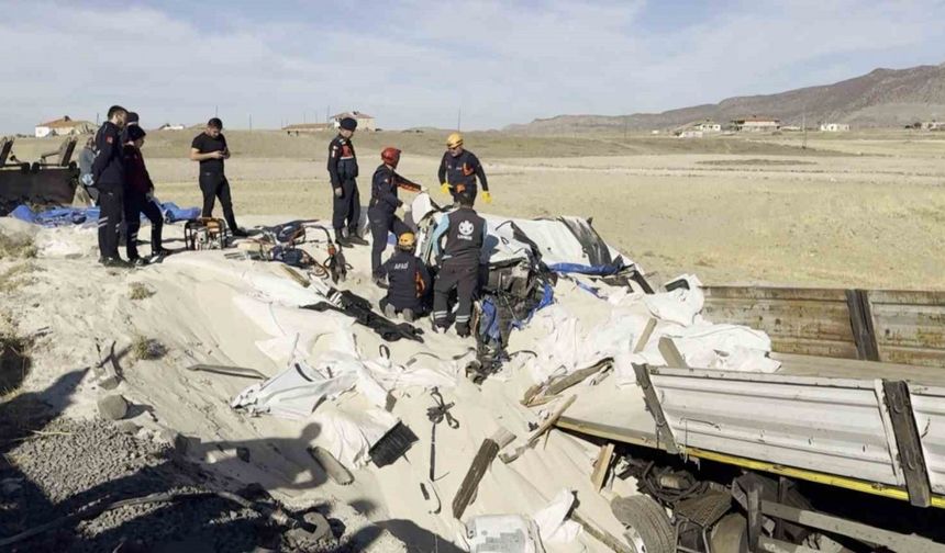 Tır şarampole düştü, sürücü kum altında kalan kabin içerisinde can verdi