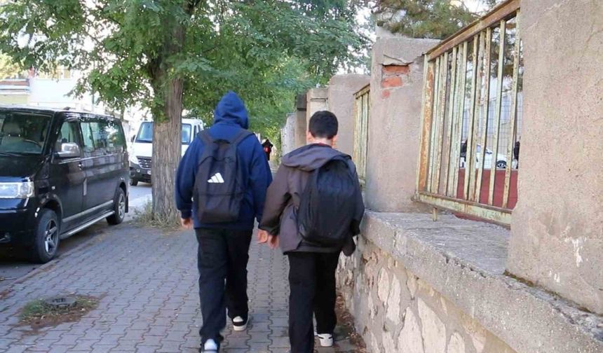 Uzmanı açıkladı: "Ağır okul çantaları çocuklarda skolyoz riskini artırıyor"