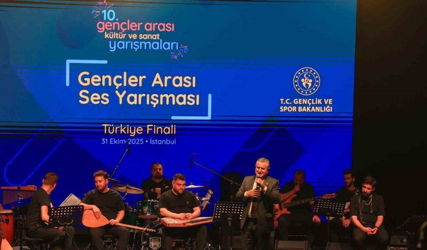 Bakan Bak, gençler arası ses yarışmasını izledi, sahnede şarkı söyledi