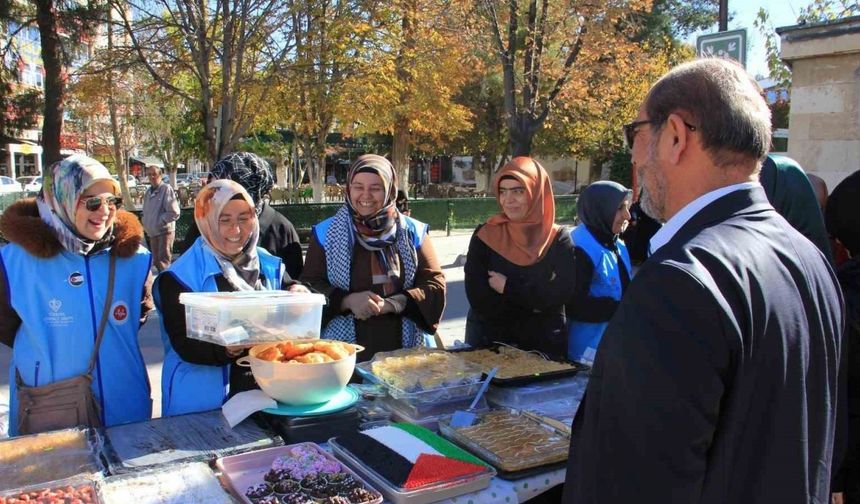 Gazze yararına hayır çarşısı düzenlendi