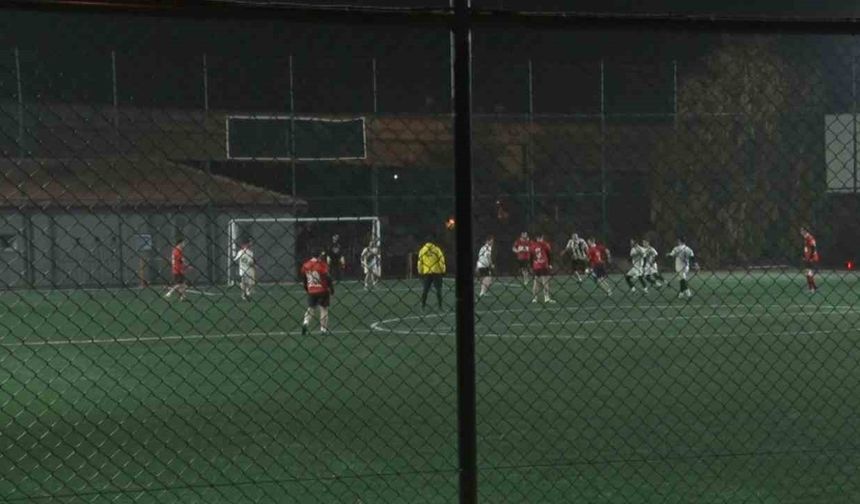 Geç saatlere kadar açık olan halı sahadaki aşırı gürültü mahalle halkının kabusu oldu