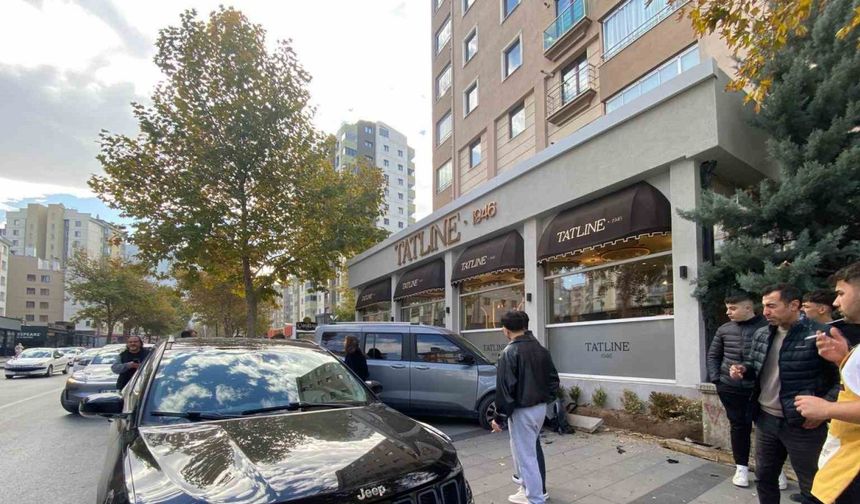 Hafif ticari araçla jeep çarpıştı