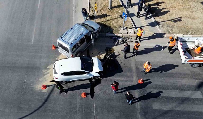 Hafif ticari araçla otomobil çarpıştı: 3 yaralı