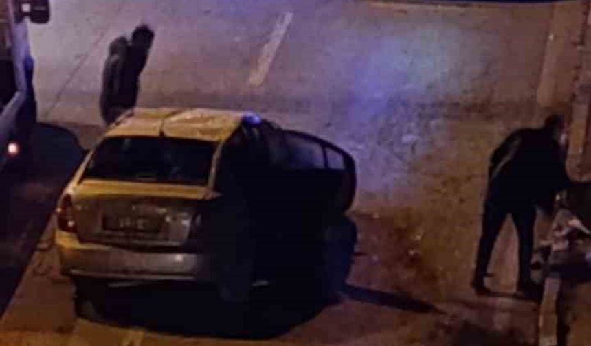 Kaldırıma çarpan araç devrildi: 4 yaralı