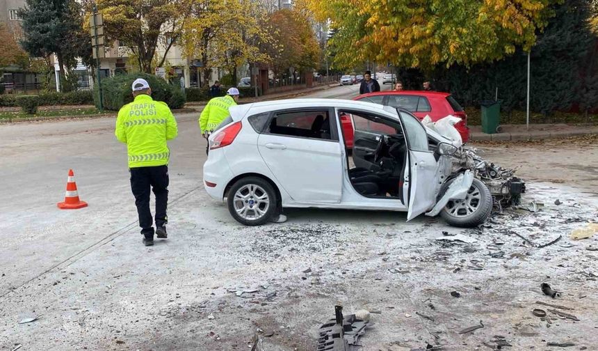 Kamyona yandan çarpan aracın 70 yaşındaki sürücüsü hayatını kaybetti