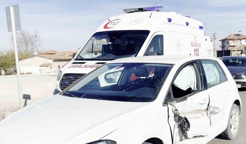 Kontrolden çıkan otomobil karşı şeride geçip araca çarptı: 1 yaralı