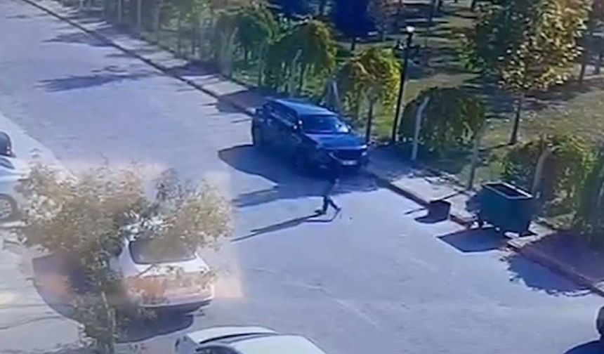 Para çalan şahıs, yüzünü saklamak yerine kameraya el salladı