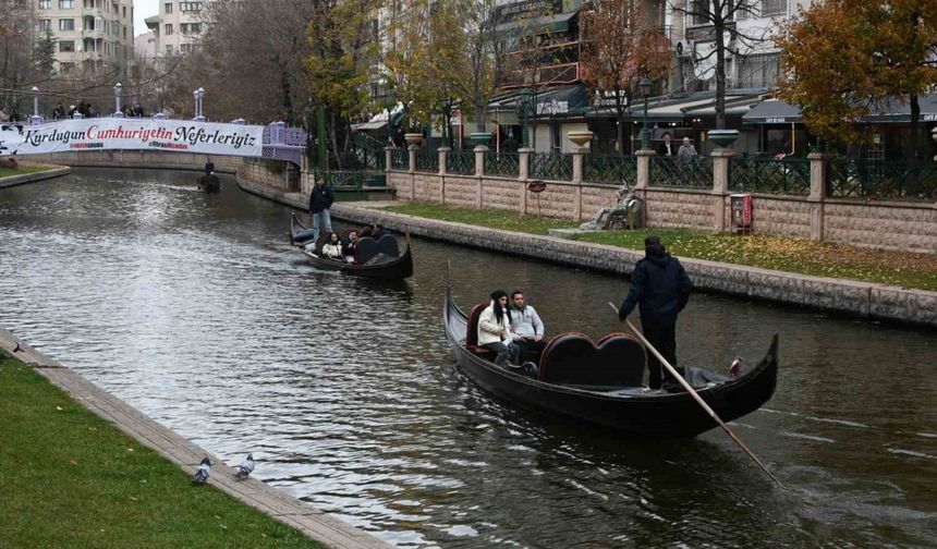 Soğuk havaya rağmen gondol keyfi yaptılar