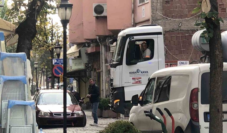 Ters yönden gelen plakasız otomobil ambulansın ilerlemesini engelledi