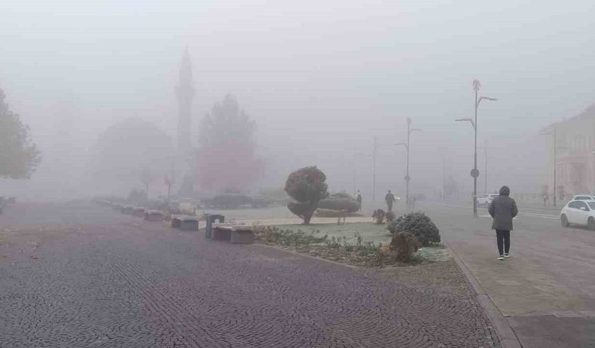 Yoğun sis etkili oldu araçlar görünmez hale geldi