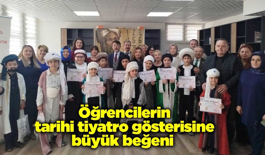 Öğrencilerin tarihi tiyatro gösterisine büyük beğeni