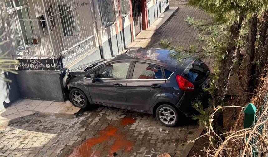 Apartman bahçesine düşen araçta 4 kişi yaralandı