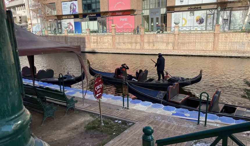 Dondurucu soğuğa rağmen gondol seferleri devam ediyor