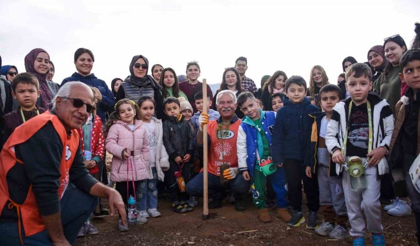 Fidanlar toprakla buluşturuldu