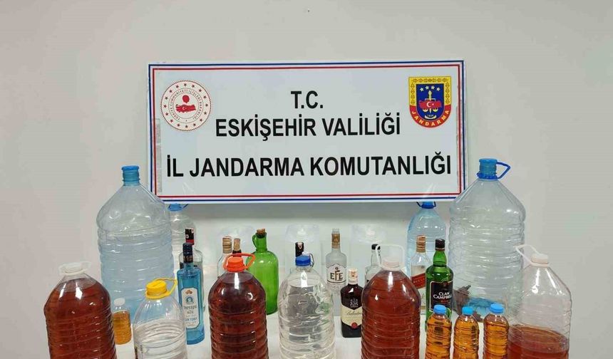 Jandarma satışa hazırlanan 78 litre kaçak alkolü içki ele geçirdi, 1 kişi yakalandı