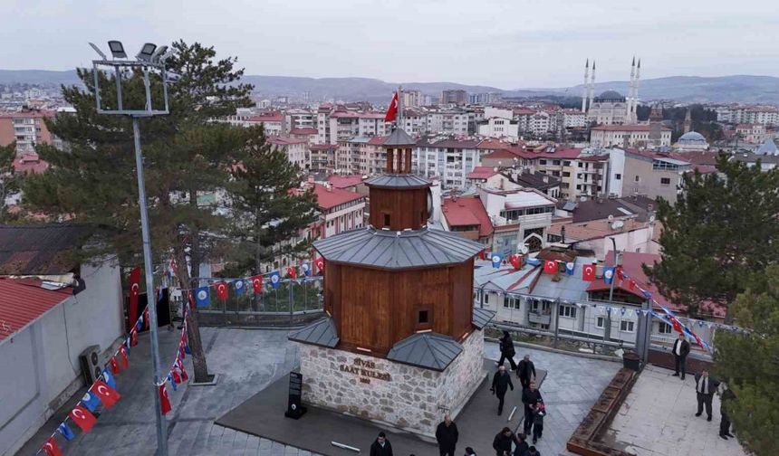 Kaybolan tarihi saat kulesi yeniden inşa edildi