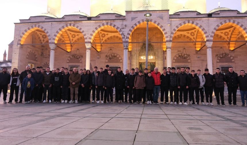 Öğrenciler sabah namazı programında buluşuyor