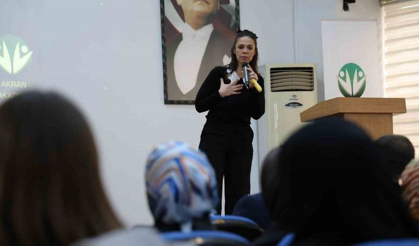 Otizmli yazar ebeveynlerle buluşarak otizmi anlattı