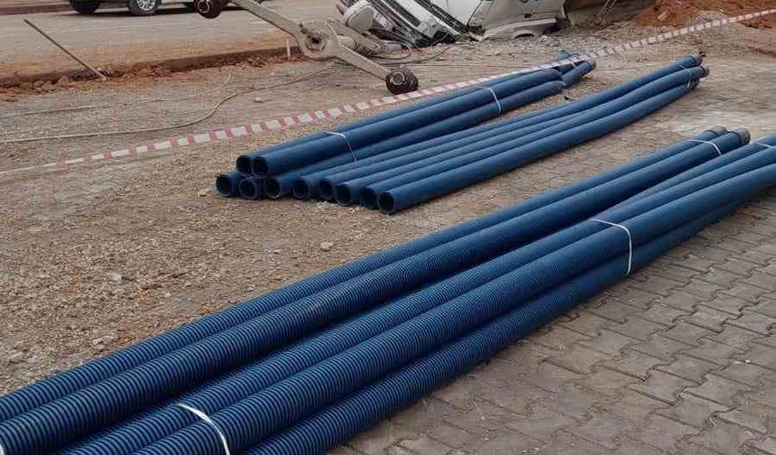 Park halindeki kamyon çukura düştü