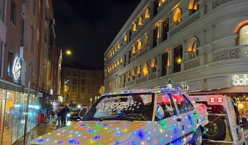 Yılın son günü arabasını ışıklarla kapladı