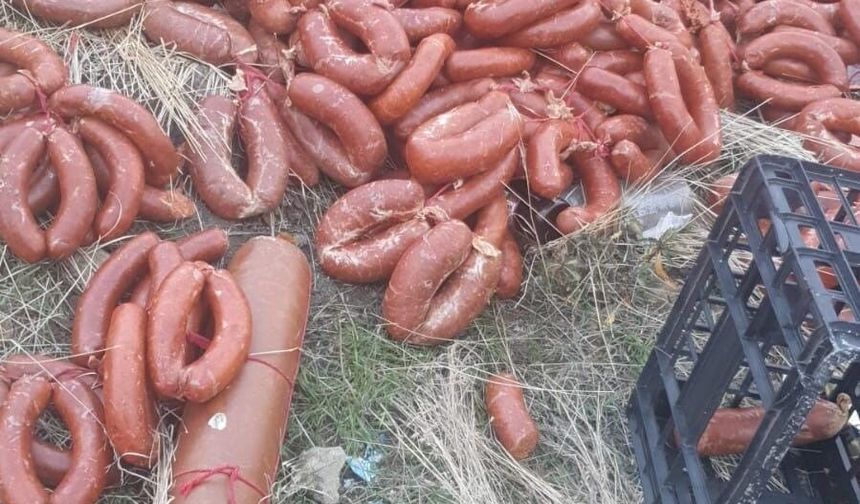Yüzlerce kilo et ürünü boş araziye atıldı