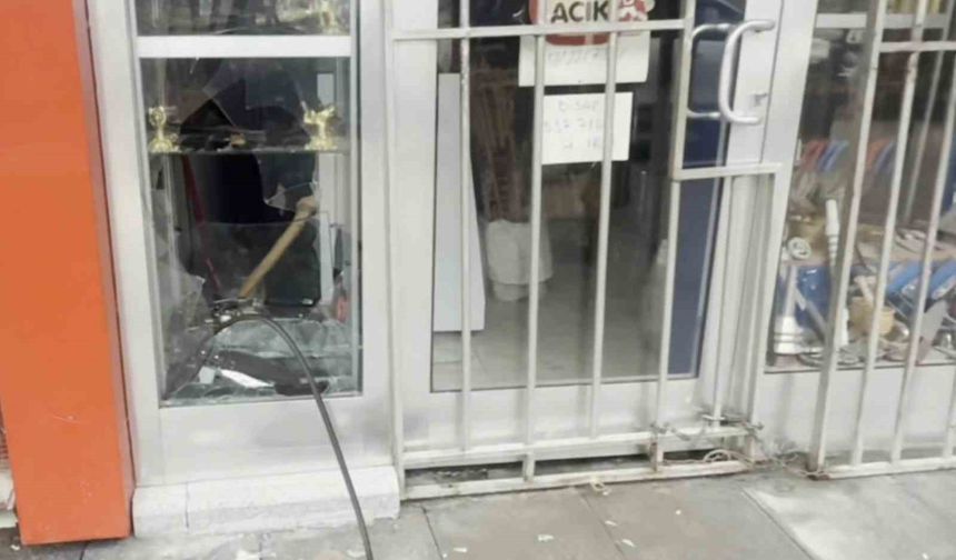 Bıçakçı dükkanının camı kırılıp binlerce liralık bıçak çalındı