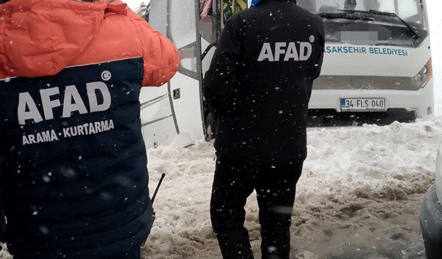 Cenaze taşıyan minibüs devrildi: 22 yaralı