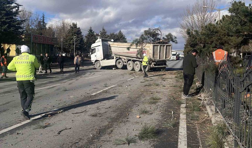 Görenleri pes dedirten kazada tır ağaçları ezip karşı şeritte durabildi