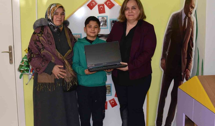 Kanseri yenen küçük çocuğun bilgisayar hayali gerçek oldu