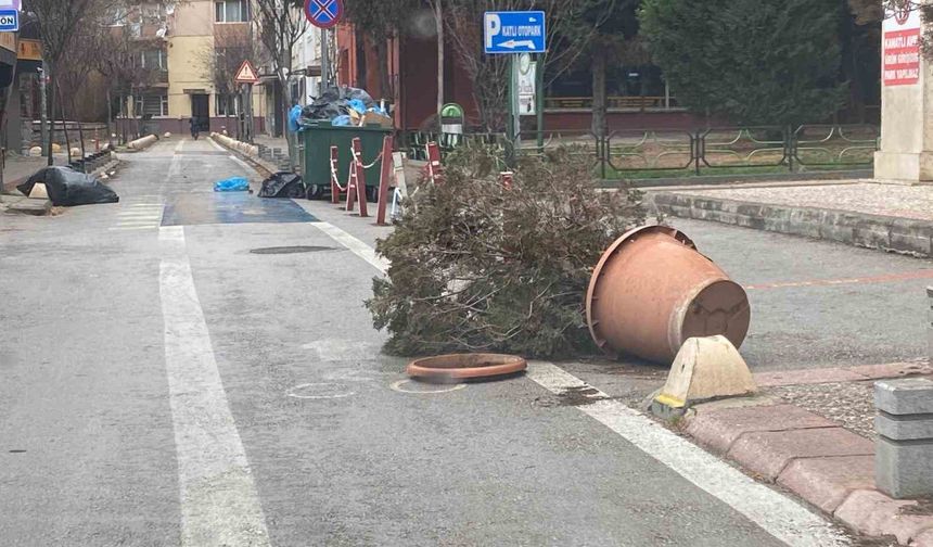 Kentte oluşan fırtına yağmurla beraber şiddetini arttırdı