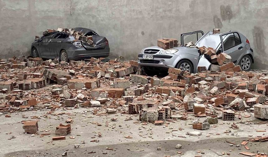 Metruk binanın çatı duvarı otoparka devrildi, 6 araçta hasar oluştu
