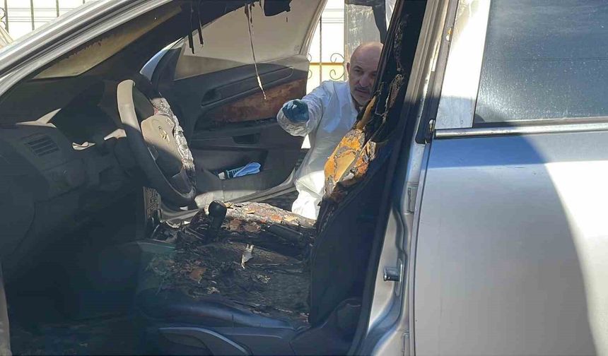 Park halindeki otomobilin direksiyon ve koltukları yandı