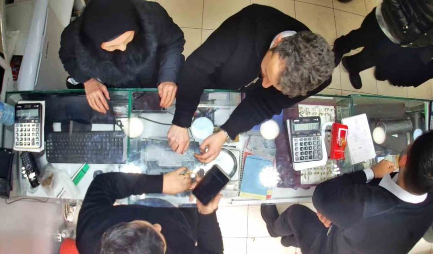 Sahte polislerin dolandırıcılık girişimini gerçek polisler bozdu