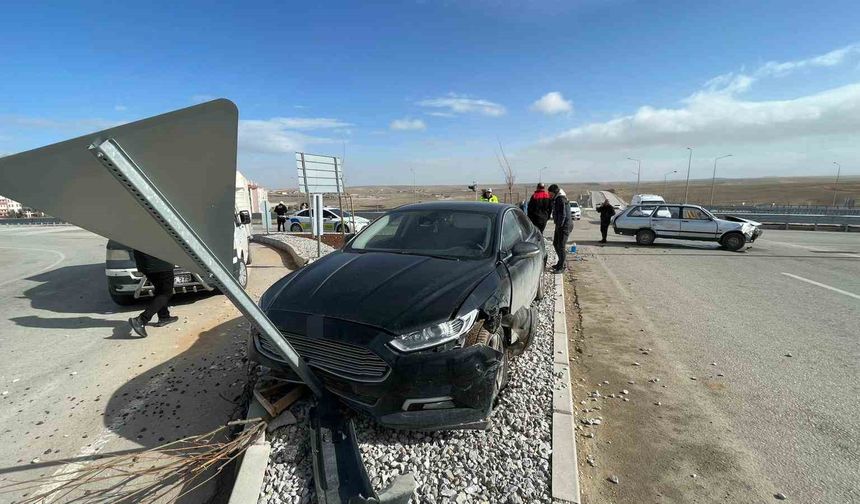 Ters yöne giren otomobil kazaya yol açtı