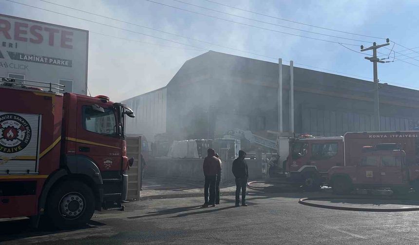 Yalıtım malzemesi bulunan depoda yangın paniği