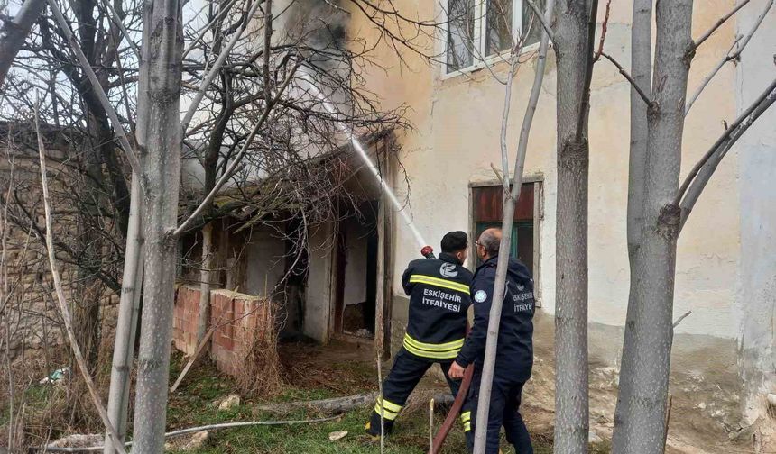 Yangın çıkan ev kullanılamaz hale geldi