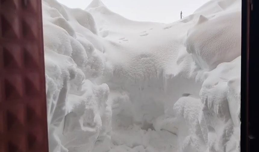 Yoğun kar ilçeyi esir aldı, hayvancılıkla uğraşanların zorlu mesaisi kameraya yansıdı