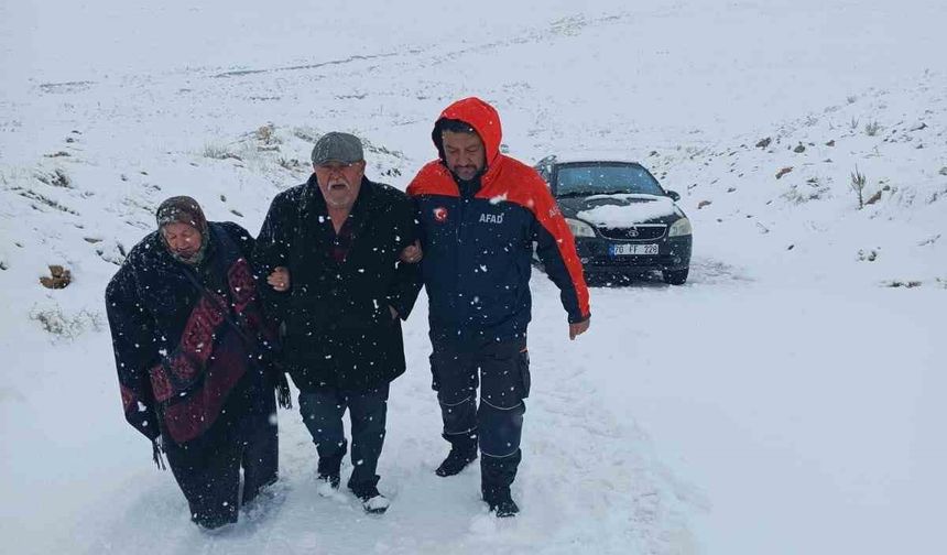 Yolda kalan iki araçtaki 4 kişi kurtarıldı