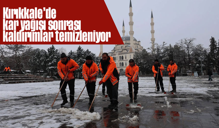 Kırıkkale’de kar yağışı sonrası kaldırımlar temizleniyor